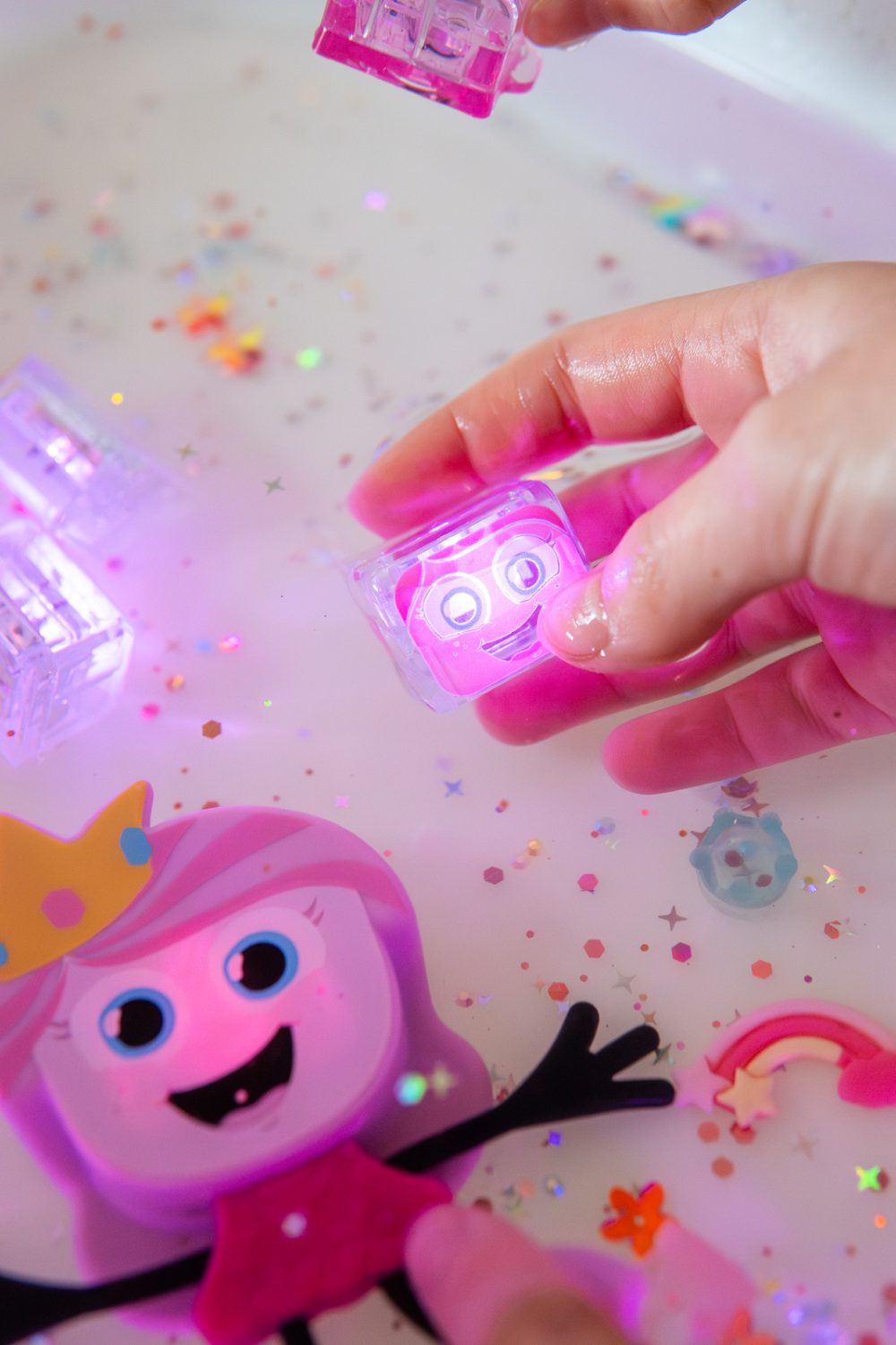 Glo Pals, CASE x5 IDA Kostki sensoryczne świecące w wodzie Księżniczka - zabawka kąpielowa, kolor różowy1