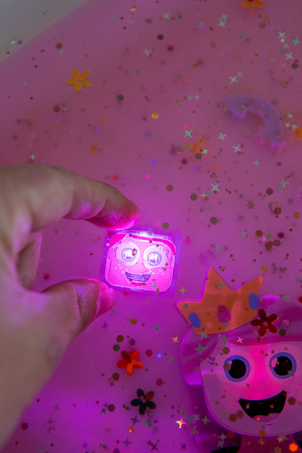 Glo Pals, CASE x5 IDA Kostki sensoryczne świecące w wodzie Księżniczka - zabawka kąpielowa, kolor różowy4